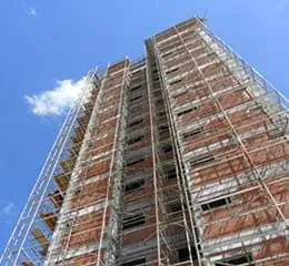 Com guarda-corpo, andaime é ideal para construções e restaurações de fachadas e monumentos